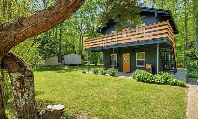 Newland Ski Chalet | Suncatcher Chalet - *10 min to Linville Falls* No Cleaning Fee