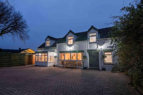 Skelton-in-Cleveland House | Sundial Cottage, Stunning 3 Bed Cottage with Hottub