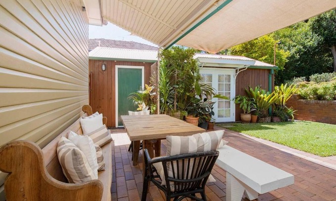 Highfields House | 'Sunfields' Garden Hideaway between Beaches and CBD