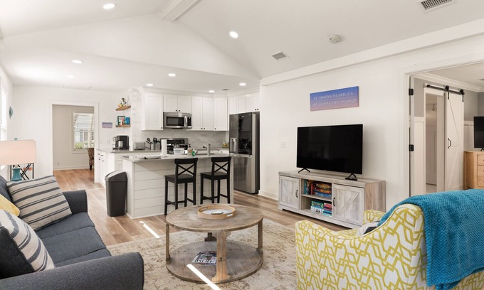 Saint Simons Heights Cottage | Sunflower Hideaway -Walk to eats, bike to beach, pet friendly, Relaxed backyard.