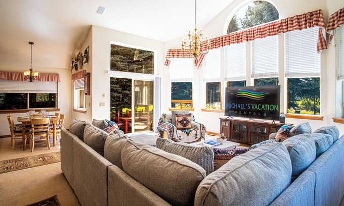 Twin Creeks House | Sunflower Lane - 4BD Sun Valley Retreat + Resort Amenities