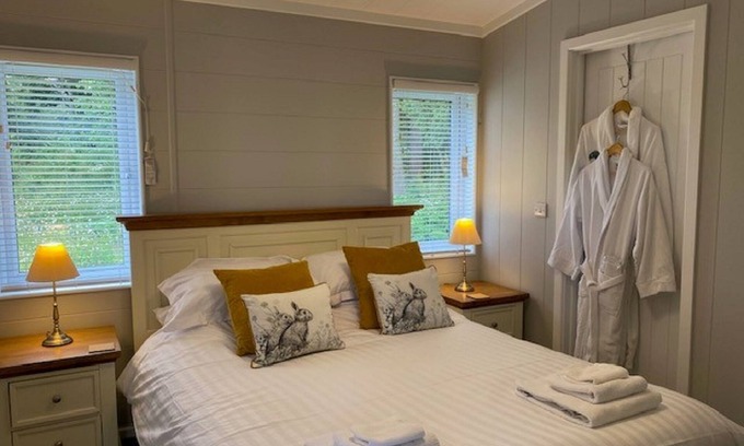 Ryther Apartment | Sunflower Lodge - Lodge with Hot Tub