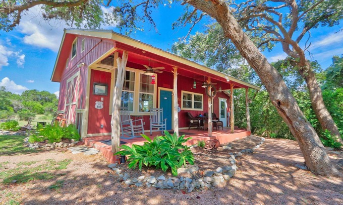 San Marcos Cabin | Sunflower Ridge Cabin - Charming Romantic Getaway