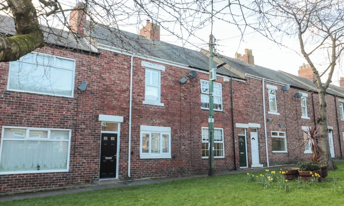 Whitley Bay Cottage | SUNFLOWERS, pet friendly, with open fire in Whitley Bay