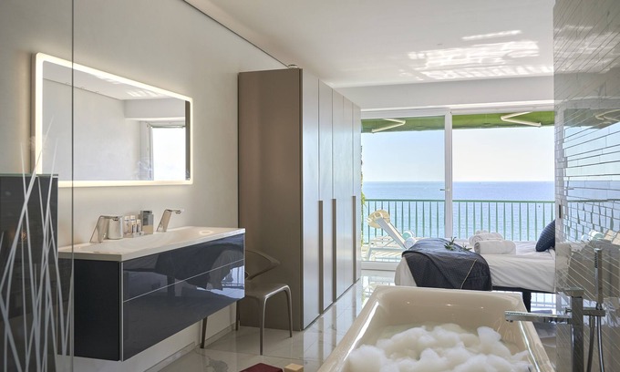 Fabron Apartment | SunlightProperties SKYBLUE - Luxury flat for 6 - Bathtub with a sea-view