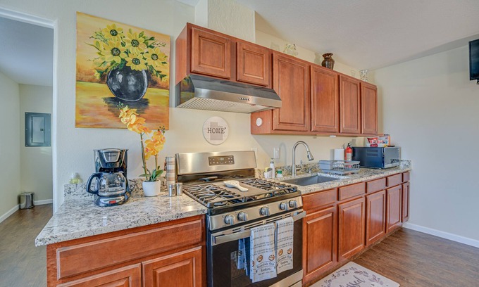 Albuquerque House | Sunlit Albuquerque Retreat: 3 Mi to Old Town!