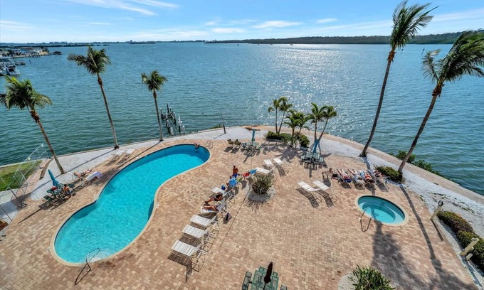 St. Petersburg - Clearwater Apartment | Sunlit Bayview Suite Balcony Pool Hot Tub