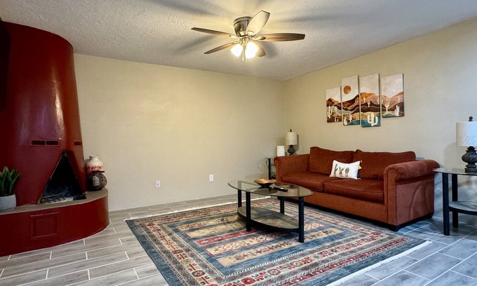 Las Cruces House | Sunlit Crosses Escape for Traveling Professionals