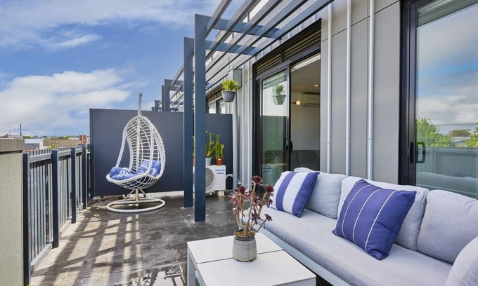 Richmond Apartment | Sunlit home Private Balcony with city views