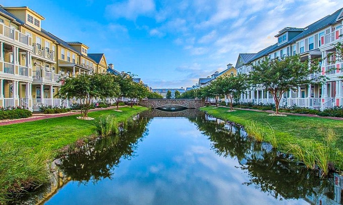 Sunset Island Condo | Sunlit island abode with bayside beach, pools, WiFi, balcony, & AC