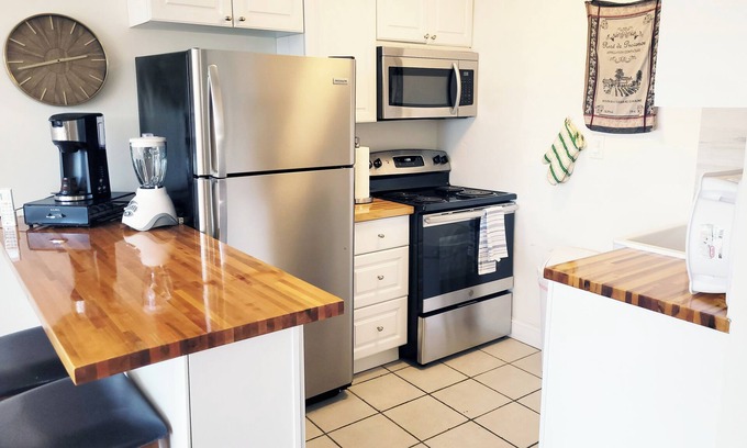Queens Apartment | Sunny 1-bedroom in charming Bayside close to restaurants and Bayside train
