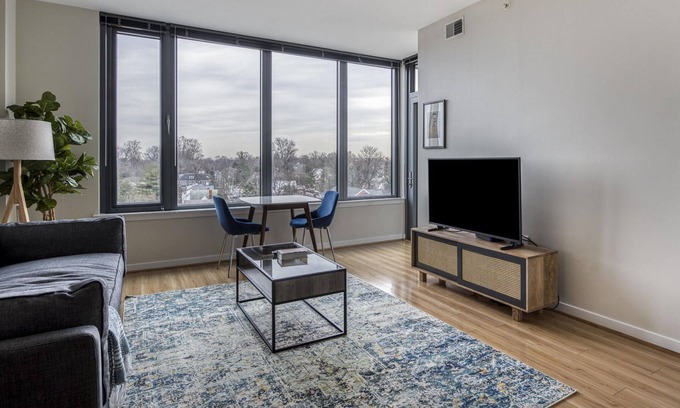 Bethesda Apartment | Sunny 1BR Near Woodmont Triangle w/ Amenities