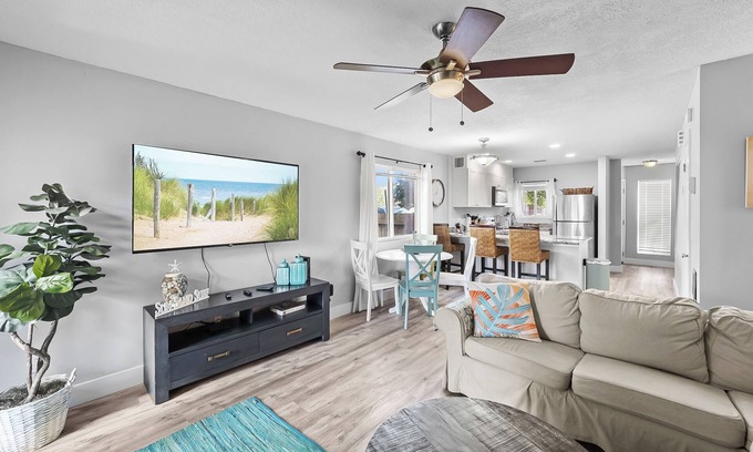 Jacksonville Beach Apartment | Sunny 2BR Duplex–Walk to Beach & Local Eateries!