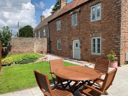Cheddar House | Sunny 4-bedroom cottage with South facing garden - Sunflower Cottage