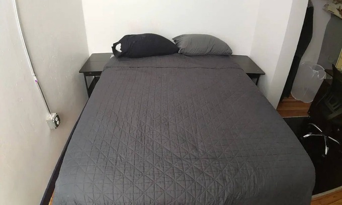 Dudley - Brunswick King Apartment | sunny and spacious in quiet area