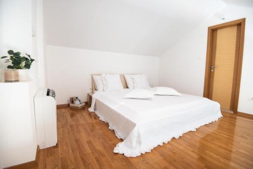Sutivan Apartment | Sunny apartment - by the sea