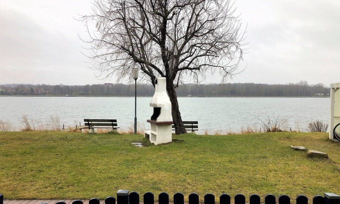 Steinwarder Apartment | Sunny apartment with a south-facing terrace directly on the lake for 4 people