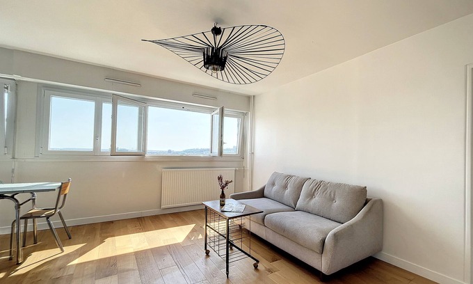 Quartier du Pont-de-Flandre Apartment | Sunny Apartment With View
