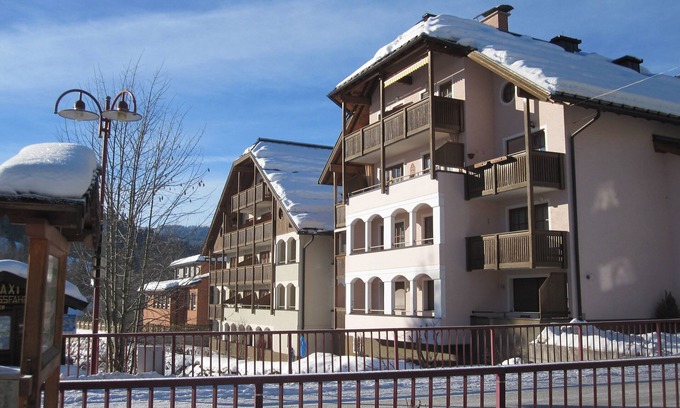Russbach am Pass Gschuett Apartment | Sunny apartment within walking distance of the ski slope, free ski depot