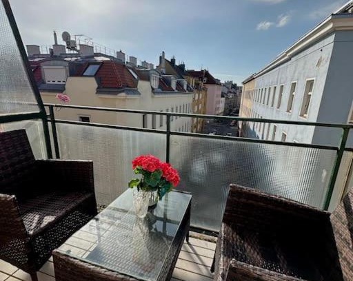 Meidling Apartment | Sunny Balcony City Apartment