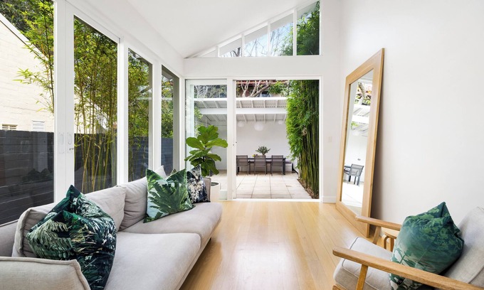 Tamarama House | Sunny Beach House ~ Entire home minutes to beach