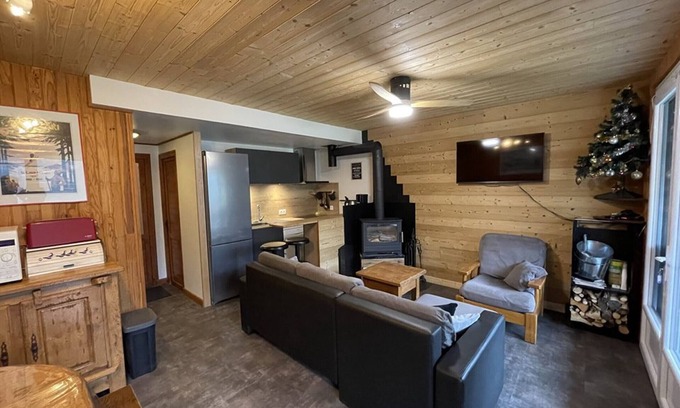 Laveissiere Ski Chalet | Sunny Chalet with Garden, Near Shops & Ski Slopes
