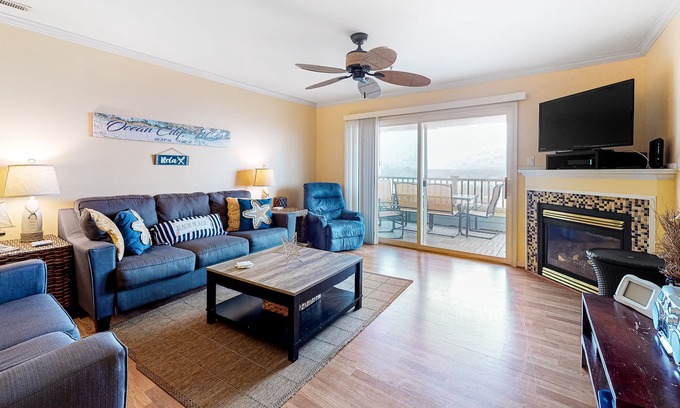 Heron Harbour Isle Condo | Sunny condo w/balcony, water views, shared outdoor pool + kiddie pool
