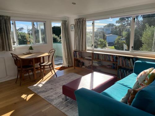 Paekakariki Apartment | Sunny cosy getaway near beach