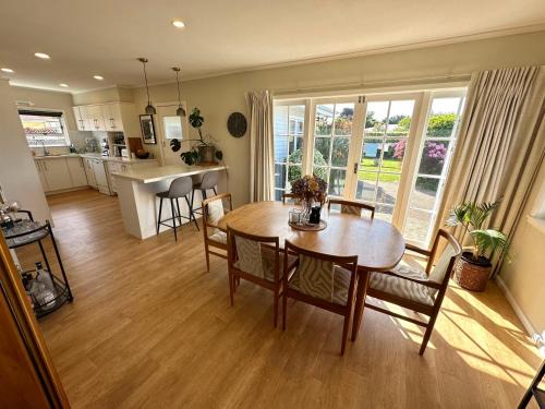 Napier Villa | Sunny & Cosy Napier Home!