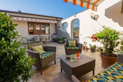 Piombino Apartment | sunny courtyard