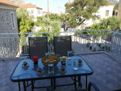 Leonidio Apartment | Sunny cozy House with grand courtyard