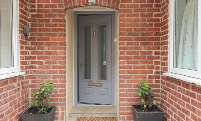 Holworth House | SUNNY CROFT, pet friendly, with hot tub in Dorchester