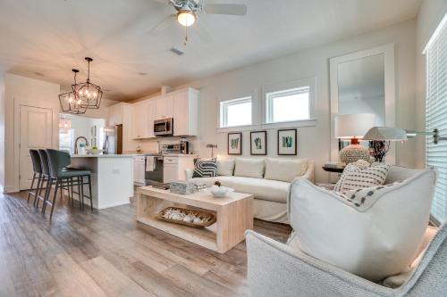 El Centro Beach House | Sunny Day - Walk to beach- community pool!