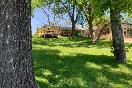Kingsland House | Sunny Days Lake Retreat - Main house