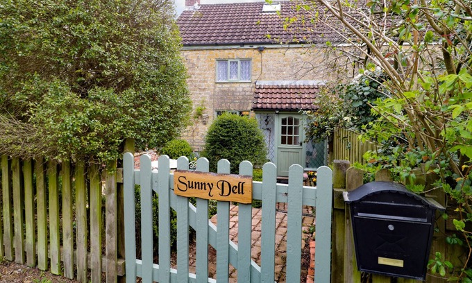 Broadwindsor Cottage | SUNNY DELL COTTAGE, pet friendly, with open fire in Bridport