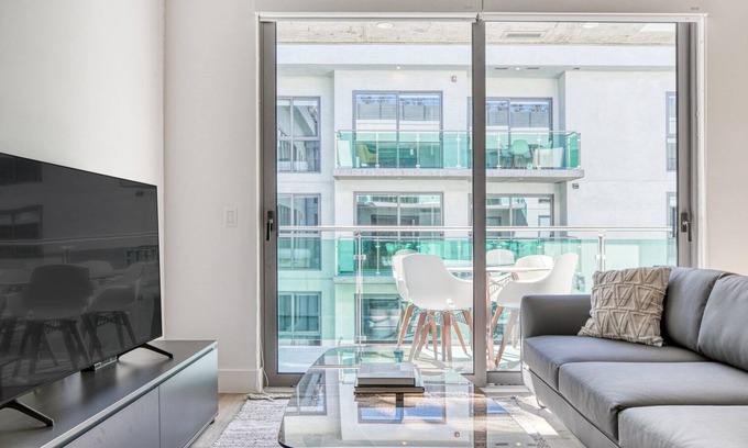 City West Apartment | Sunny Downtown 1BR w/Pool, Gym & W/D near Staples Center, by Blueground