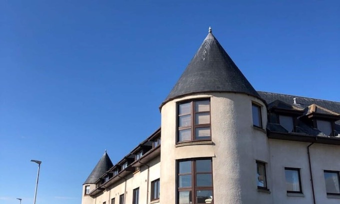 Findhorn Apartment | Sunny first floor flat, four minutes from the beach!