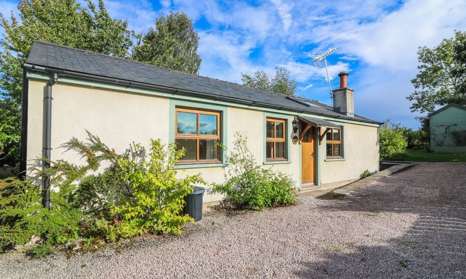 Penrith Cottage | SUNNY HILL, pet friendly, with open fire in Great Strickland