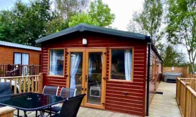 Liverton Cabin | Sunny holiday lodge in Devon - Finlake Resort & Spa