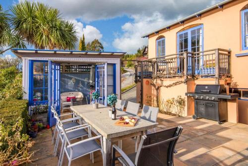 Kelvin Heights House | Sunny Lakeview Villa