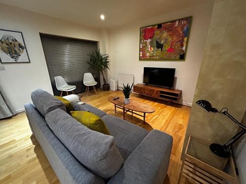Dalston Apartment | Sunny London apartment for 4 guests, self check in