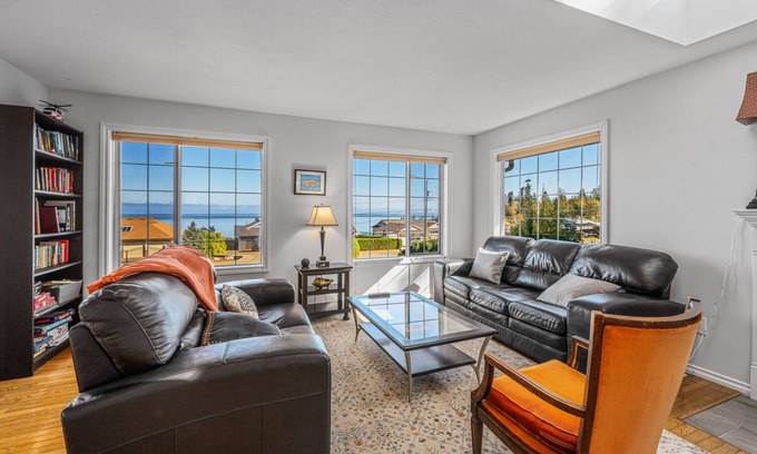 Courtenay House | Sunny Mid Island Paradise