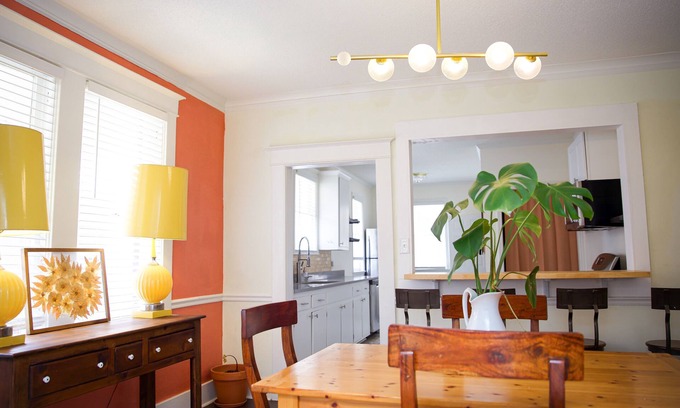 Vollintine-Evergreen Bed & Breakfast | Sunny Midtown Home in Memphis, TN