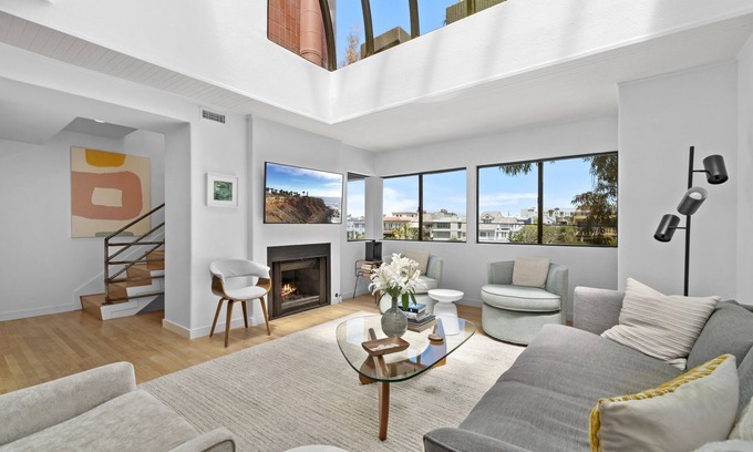 Marina Peninsula House | Sunny & Modern Home In Venice Beach!
