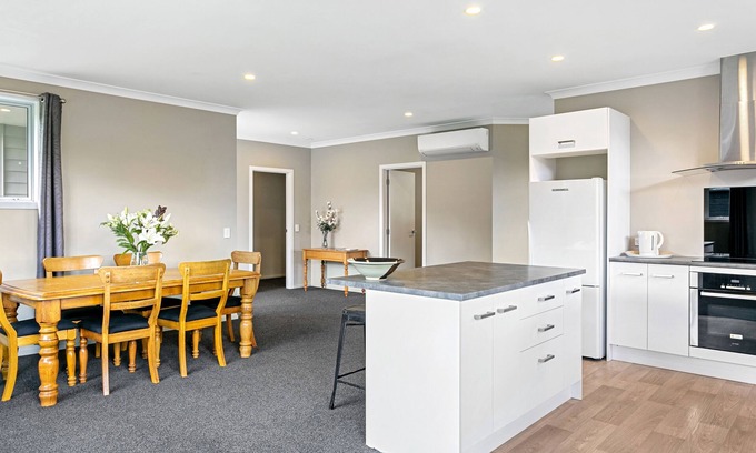 Kinloch House | Sunny, Modern Home only a short walk to the lake