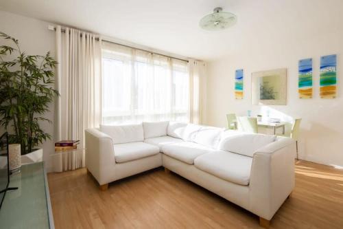 East Wittering Apartment | Sunny & Modern Near the Beach & Village w Parking