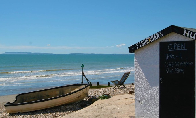East Wittering Apartment | Sunny Modern Nr Beach Village w Parking