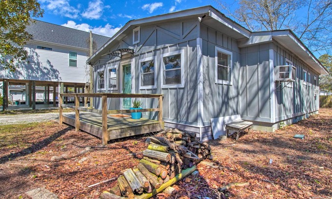 Tranquil Harbour Cottage | Sunny Oak Island Retreat - 3 Blocks to Beach!