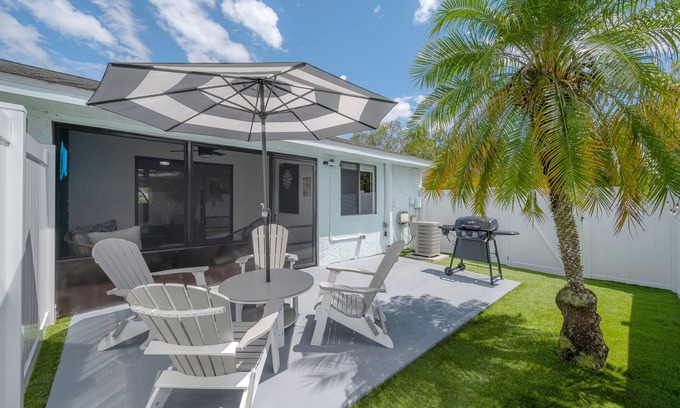 Oldsmar Villa | Sunny Oasis: Villa Retreat! Relaxing tropical getaway close to beautiful beaches