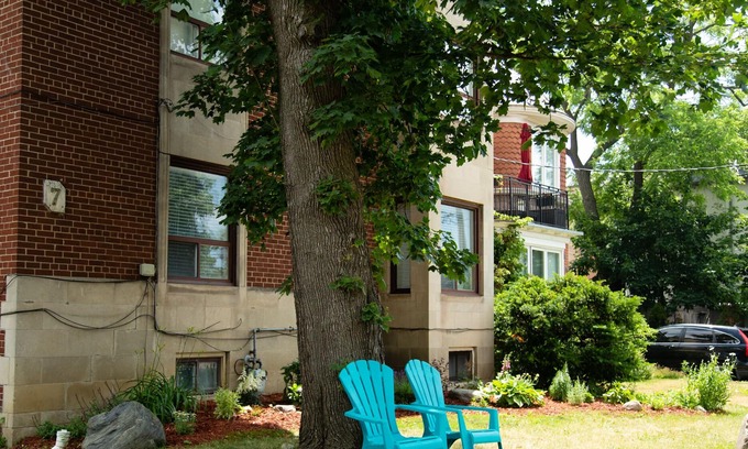 Parkdale House | Sunny One Bedroom With Parking